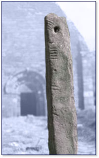 Menhir avec oghams gravés sur la tranche.